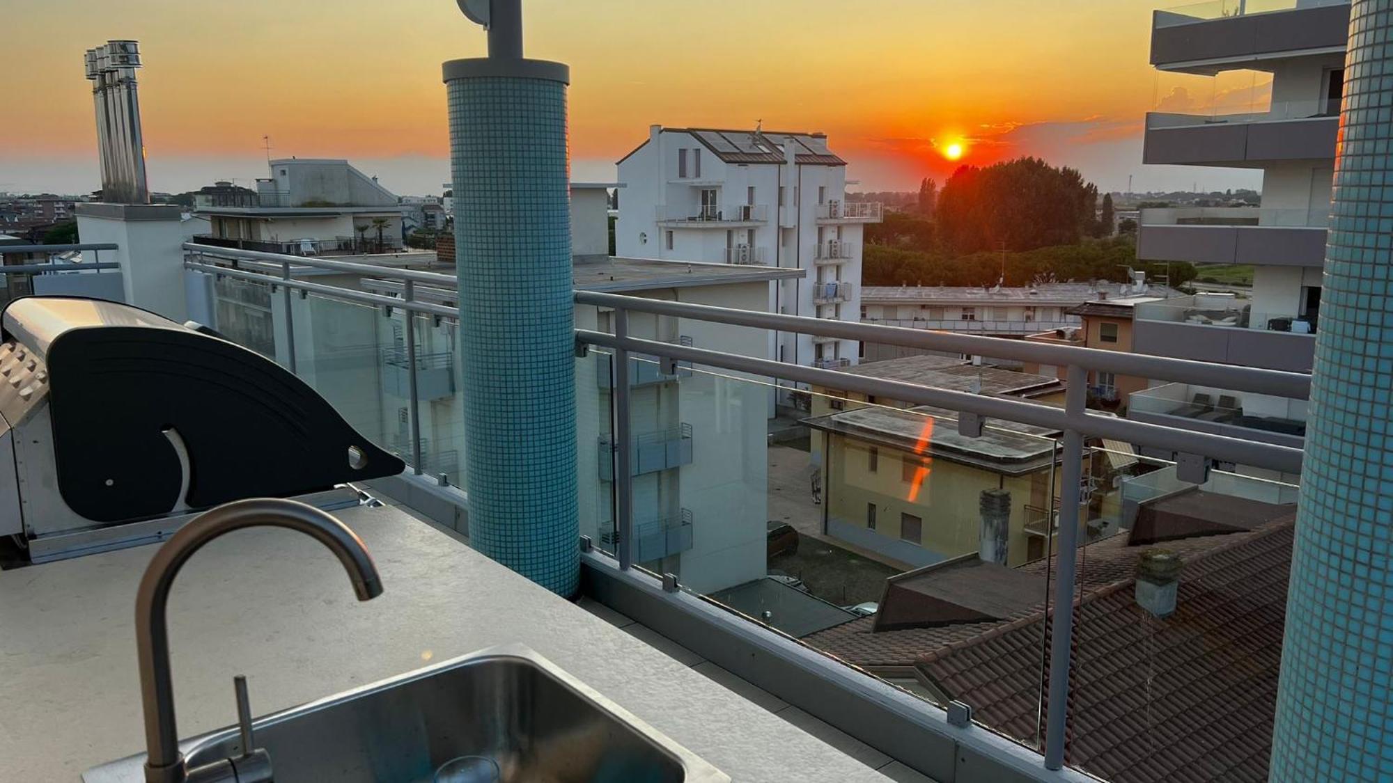 Rooftop Onda Blu Vista Mare - Aria - A 150 Mt Dalla Spiaggia Apartment Lido di Jesolo Exterior photo